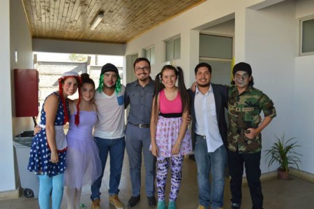 Director de Carrera: Docente Víctor Yáñez Pereira junto a estudiantes que realizaron obra de teatro dirigida a los niños del establecimiento