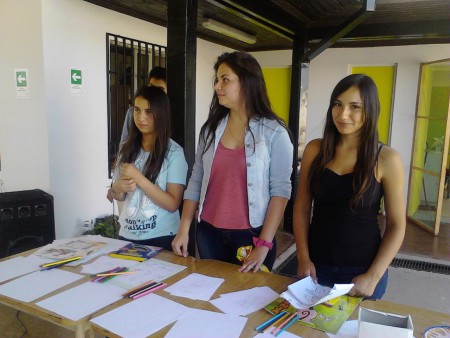 Alumnas encargadas de la mesa didáctica.