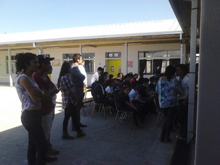 Alumnos del colegio Abate Molina presenciando obra de teatro realizada por los alumnos de Trabajo Social