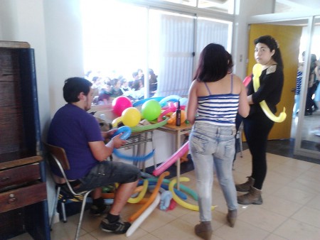 Alumnos de Trabajo Social preparando obsequios para los niños