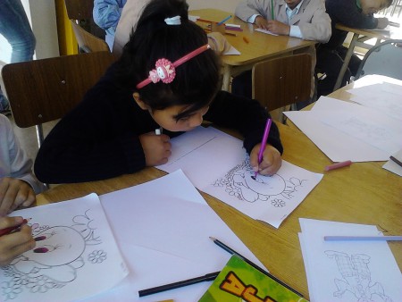 Niña participando en la mesa didáctica 